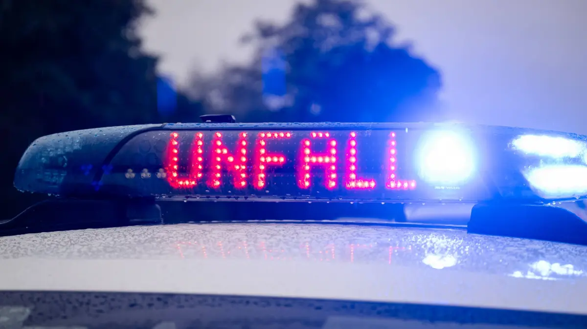 Auffahrunfall mit sieben beteiligten Fahrzeugen - Starke Verkehrsbehinderungen im Berufsverkehr: Auffahrunfall mit sieben beteiligten Fahrzeugen - Starke Verkehrsbehinderungen im Berufsverkehr Am 21.10.2026 kam es gegen 07:41 Uhr auf der B41 in Bad Kreuznach in Höhe der Anschlussstelle Winzenheim zu einem Verkehrsunfall mit sieben beteiligten Fahrzeugen. Wegen stockenden Verkehrs bremste das vorausfahrende Fahrzeug ab, die nachfolgenden sechs Fahrzeuge konnten aufgrund unzureichenden Sicherheitsabstands nicht rechtzeitig anhalten. Es kam zu mehreren Auffahrkollisionen, zwei Personen wurden leicht verletzt und zur weiteren medizinischen Abklärung in umliegende Krankenhäuser gebracht. Vier nicht mehr fahrbereite Fahrzeuge wurden abgeschleppt, die B41 war für die Unfallaufnahme in Fahrtrichtung Autobahn vollständig gesperrt und wurde