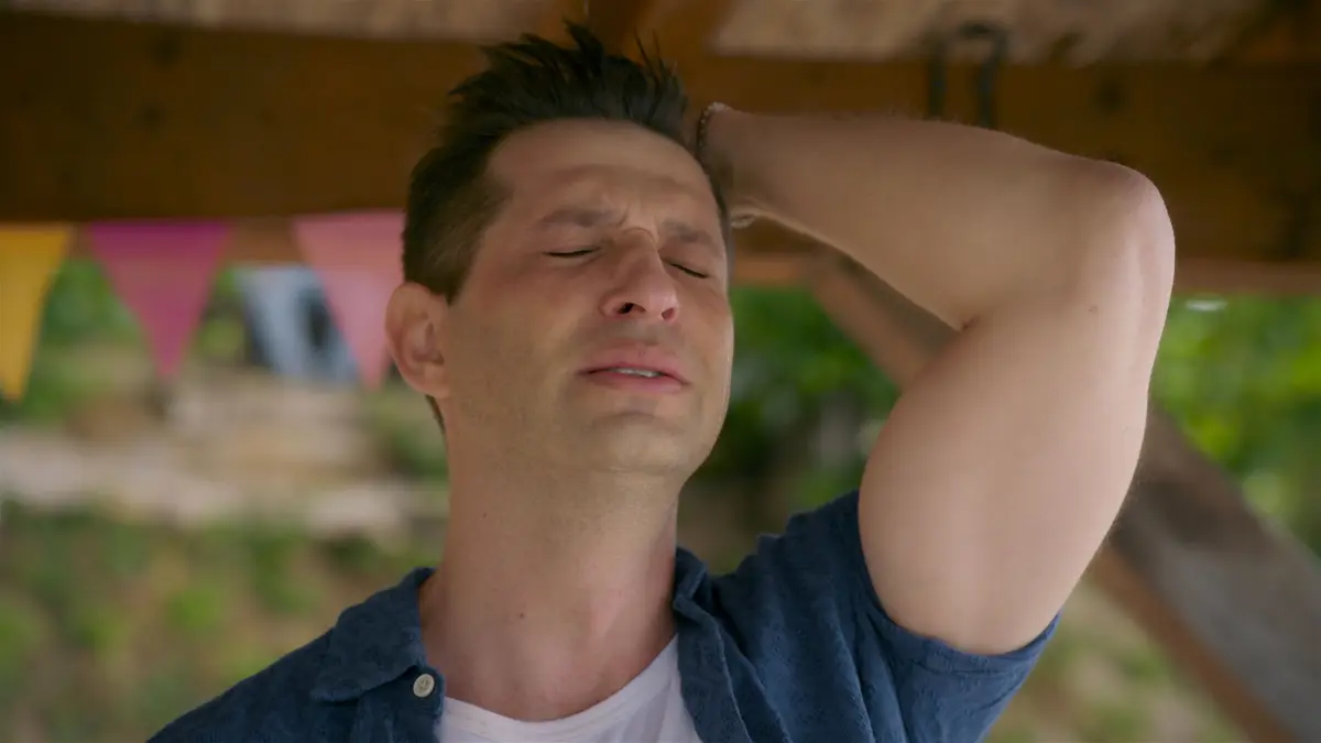Deniz (Igor Dolgatschew) will mit Charlie (Shaolyn Fernandez) Essen verlassen.