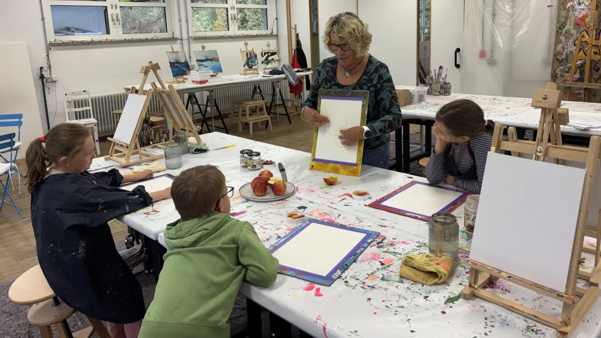 Susanne Ostertag malt mit den Kindern in der "Malwerkstatt" Äpfel mit Ölkreiden