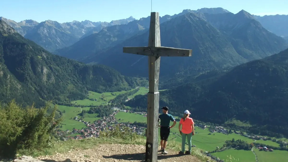 Aussichtskanzel Hirschbergkreuz: Blick ins Ostrachtal und zum Allgäuer Hauptkamm mit dem Hochvogel