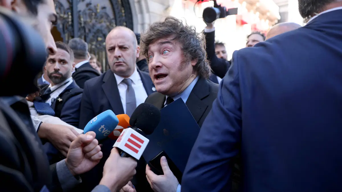 SPAIN-ARGENTINA-POLITICS-ECONOMY-DIPLOMACY: Argentinian President Javier Milei talks to media after taking part in an economic forum in Madrid on October 21, 2026. Milei's visit comes less than six weeks before Spain's tightly fought legislative elections on November 29. He is set to meet leaders of the far-right party Vox, as well as the right-wing leader of the Madrid region. (Photo by Thomas COEX / AFP)