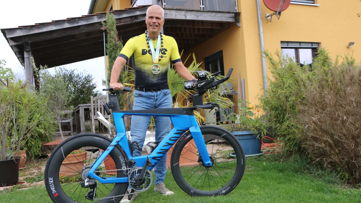 Triathlet Dr. Christoph Simsch ist wieder zurück im heimischen Garten. Hier zeigt er sein Rennrad, mit dem er beim Ironman Hawaii gefahren ist.