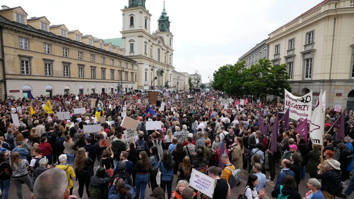 Polens Parlament stimmt für Lockerung des Abtreibungsrechts: ARCHIV - 14.06.2023, Polen, Warschau: Menschen nehmen an einer Demonstration teil. Polens Parlament hat den Weg für ein liberaleres Abtreibungsrecht freigemacht. (zu dpa: «Polens Parlament stimmt für Lockerung des Abtreibungsrechts») Foto: Czarek Sokolowski/AP/dpa +++ dpa-Bildfunk +++