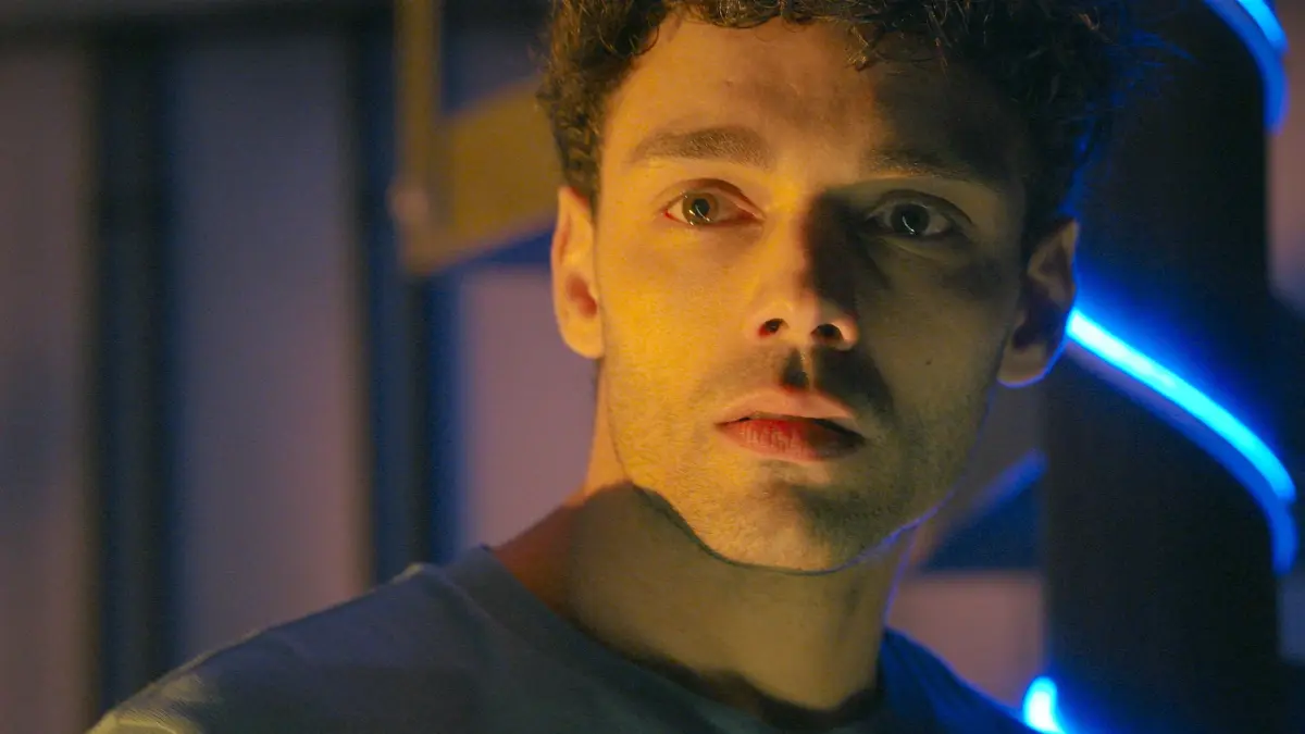 Nick (Raphael Kalkowski) erkennt, dass er Luca (Orlando Lenzen) doch nicht so egal ist, wie er tut.