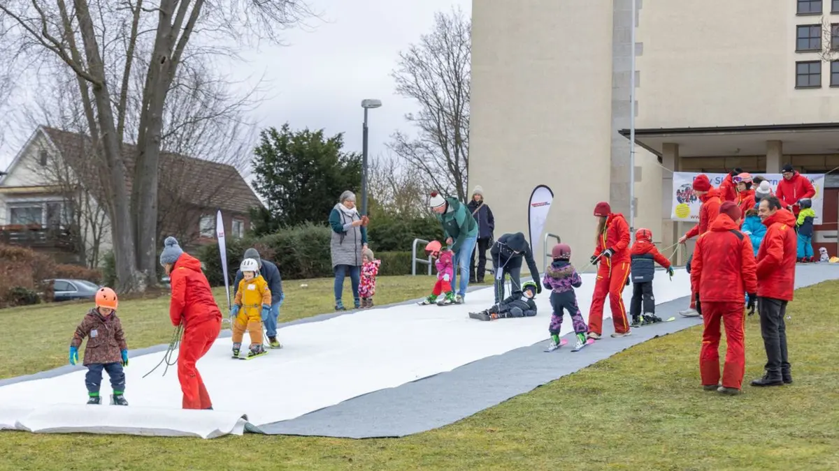So sieht der Anfängerskikurs auf Textilmatten aus: Dank der Skizunft des TSV soll auch Dettingen bald eine wetterunabhängige Mini-Piste für den Nachwuchs bekommen.