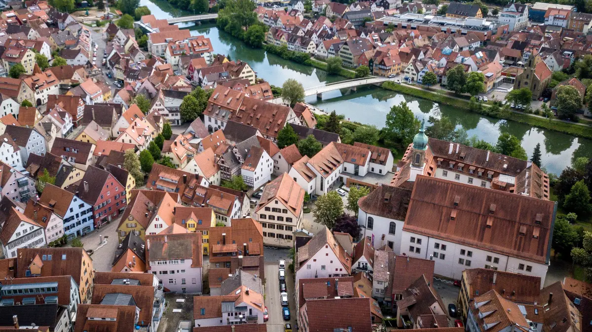 (ohne Überschrift): Vorsicht: Dieses Foto ist möglicherweise nur für den einstigen Verlag Schwäbisches Tagblatt verwendbar. Rottenburg. Marktplatz. Altstadt. 10.05.2020 / Drohnen-Bild: Rainer Mozer