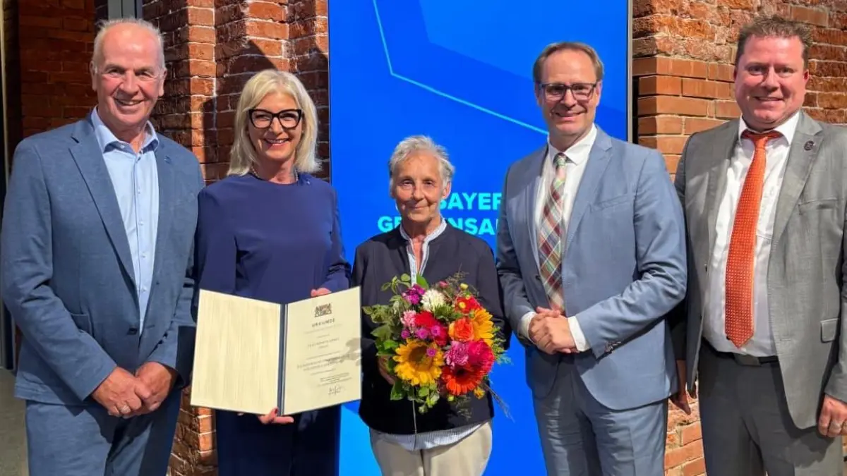 Gratulierten Renate Ernst (3. v. l.) zu ihrer Ehrung (v. l.): Ludwig Daikeler (weiterer Vertreter der Landrätin des Landkreises Neu-Ulm), Sozialministerin Ulrike Scharf, Thorsten Freudenberger (Mitglied des Landtags) und Michael Neher (1. Bürgermeister Stadt Vöhringen).