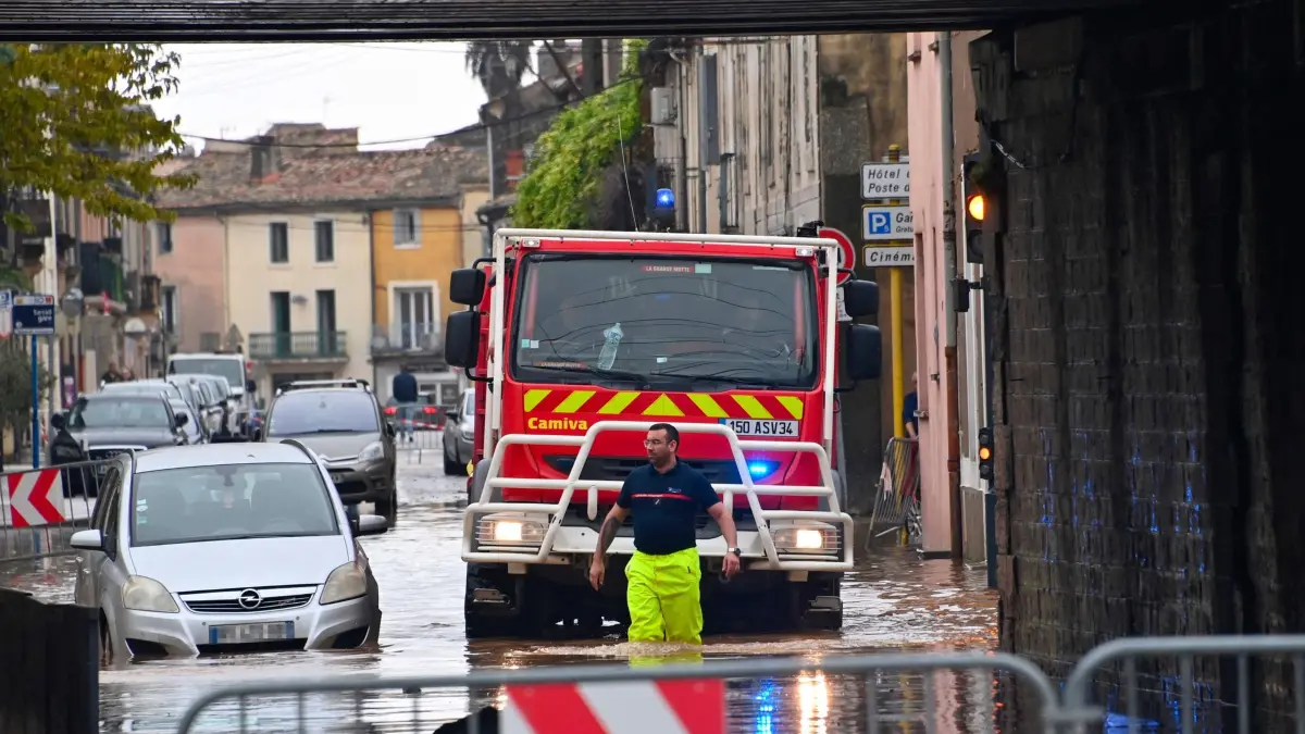 Unwetter in Frankreich: Ein Feuerwehrmann geht nach starken Regenfällen durch eine überflutete Straße in Lunel bei Montpellier in Südfrankreich. Starke Regenfälle, die am 19. Oktober 2026 einsetzten, führten über Nacht zu erheblichen Überschwemmungen in mehreren Fließgewässern, vom Département Hérault bis zum Département Bouches-du-Rhône im Südosten Frankreichs, wodurch Dutzende Menschen evakuiert oder in Sicherheit gebracht werden mussten. (zu dpa: «Drei Tote bei Unwettern in Südfrankreich»)