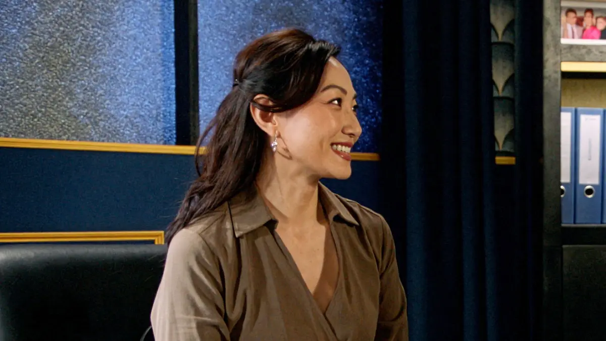 Maggie Cheng (Ariana Gansuh) verlässt Berlin.