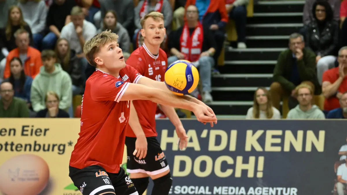 TV Rottenburg vs. SWD powervolleys Dueren, Volleyball, 1. Bundesliga Maenner, 1. Spieltag, Spiel 1006, Spielzeit 2026/2027, 20.10.2026: Jonas Enemark (TV Rottenburg, #10), hinten Daniel Sulista (TV Rottenburg, #16)
TV Rottenburg vs. SWD powervolleys Dueren, Volleyball, 1. Bundesliga Maenner, 1. Spieltag, Spiel 1006, Spielzeit 2026/2027, 20.10.2026,
Foto: Eibner-Pressefoto/Ralph Kunze