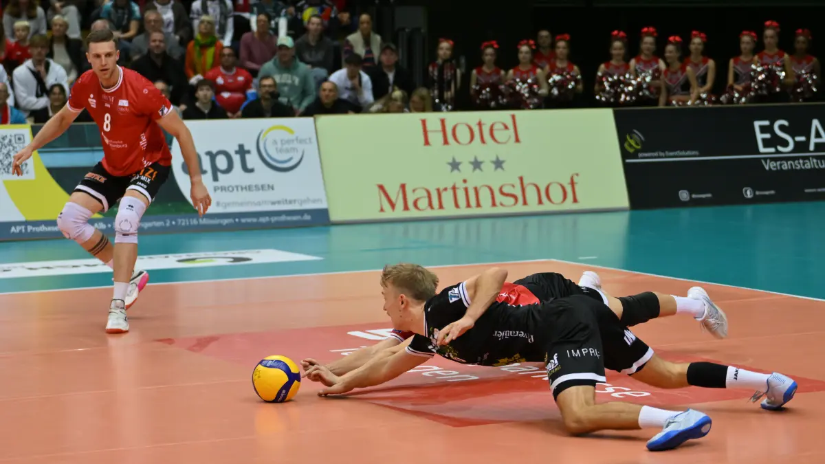 TV Rottenburg vs. SWD powervolleys Dueren, Volleyball, 1. Bundesliga Maenner, 1. Spieltag, Spiel 1006, Spielzeit 2026/2027, 20.10.2026: Jonas Enemark (TV Rottenburg, #10), Mika Vicent Ahmann (TV Rottenburg, #18), hinten Niklas Lichtenauer (TV Rottenburg, #08)
TV Rottenburg vs. SWD powervolleys Dueren, Volleyball, 1. Bundesliga Maenner, 1. Spieltag, Spiel 1006, Spielzeit 2026/2027, 20.10.2026,
Foto: Eibner-Pressefoto/Ralph Kunze