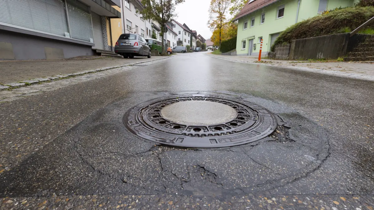 Reichenbach im Täle - kaputte Schachtdeckel in der Schlater Straße