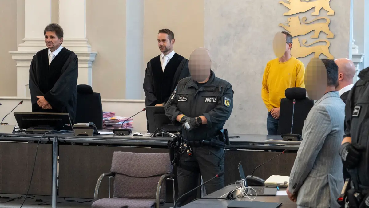 Mordprozess: 21.10.2026, Baden-Württemberg, Ellwangen: Im Landgericht tritt die Schwurgerichtskammer unter Vorsitz von Bernhard Fritsch (l) zusammen. Der Angeklagte soll seine Ehefrau mit einer Pistole erschossen haben. Foto: Stefan Puchner/dpa +++ dpa-Bildfunk +++