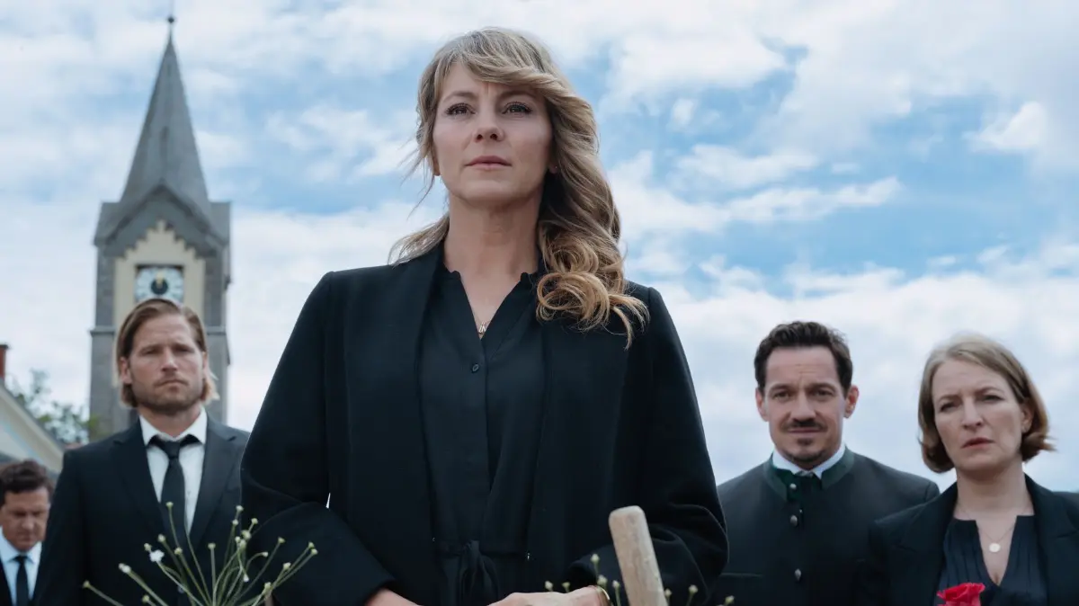 Luise Bähr (M.) verlässt die Serie „Die Bergretter“ nach zwölf Jahren.