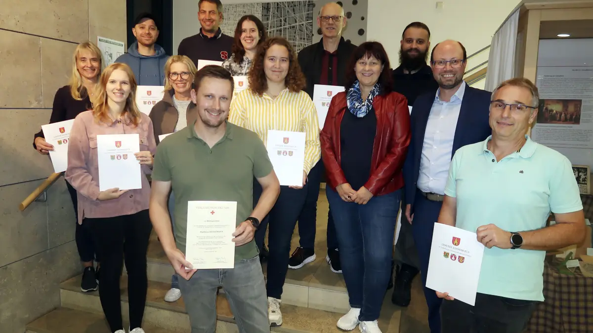 Böhmenkirch - Blutspenderehrung 2026 - Fleißige Blutspender in Böhmenkirch mit Bürgermeister Matthias Nägele (2.v.rechts), daneben Ehefrau Nadine Nägele (DRK-Ortsvereinsvorsitzende).