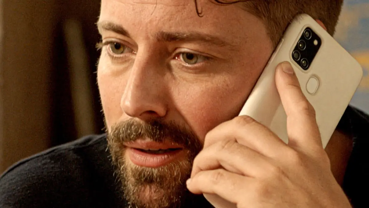 John (Felix von Jascheroff) steht vor einer schwierigen Entscheidung.