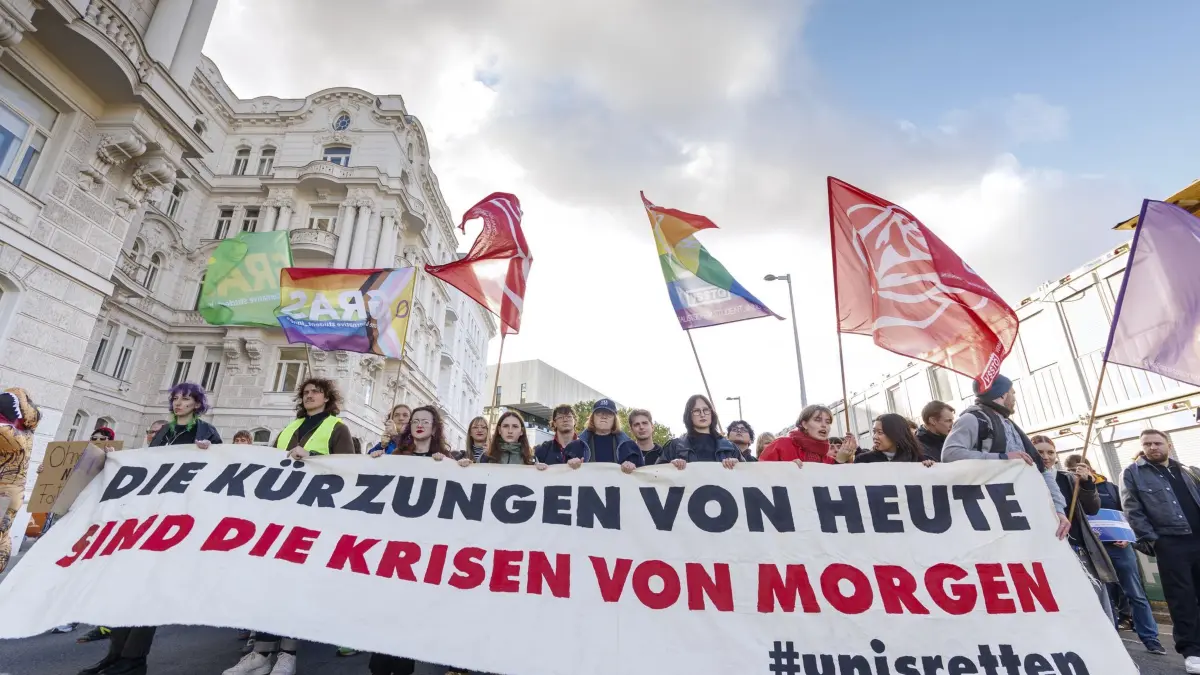 Protest gegen Kürzungspläne der Regierung in Wien: Studenten protestieren gegen die Kürzungspläne der Regierung. (zu dpa: «Tausende Studierende gehen in Österreich auf die Straße»)