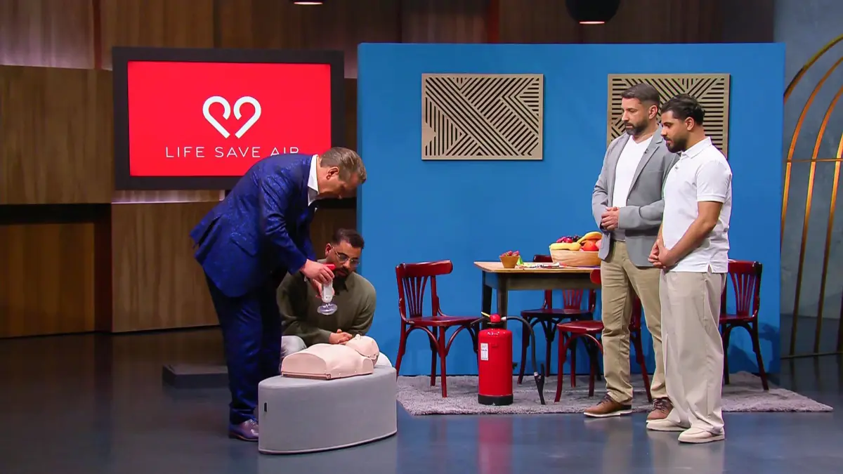 Löwe Ralf Dümmel macht den Praxistest.