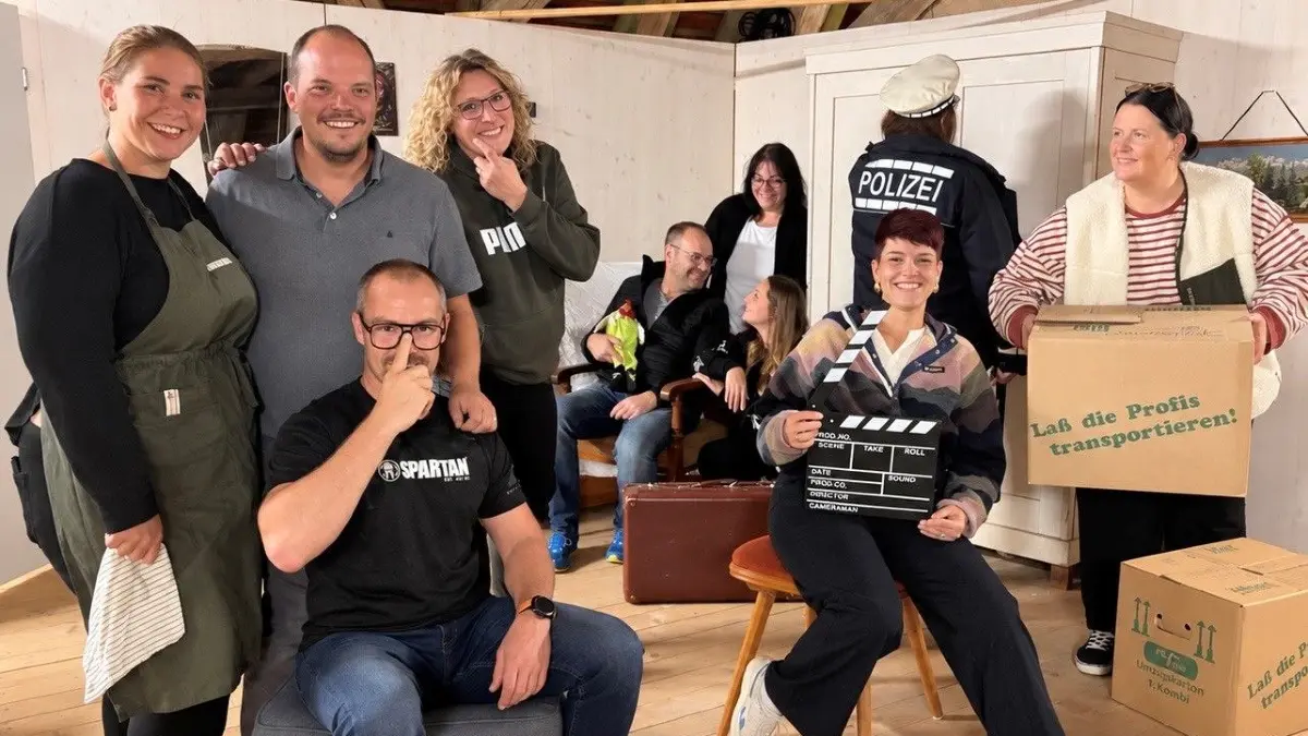 Einblick in die Probenarbeit: Erste Requisiten wie Umzugskartons, ein Koffer und eine Polizeiuniform verraten bereits, dass es beim Schlosstheater Nordstetten im Dezember turbulent und humorvoll zugehen wird.