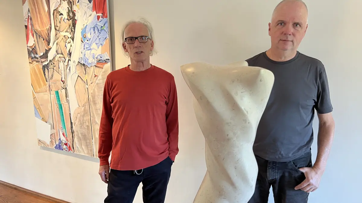 Der Maler Markus Wilke (links) und der Bildhauer Christoph Traub zeigen von Sonntag an in der Villa Eugenia Arbeiten, die schön und verstörend zugleich wirken.
