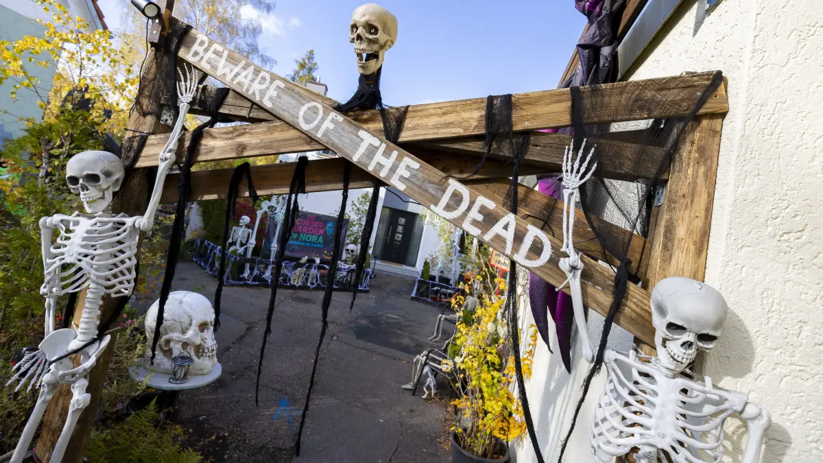 Bad Ditzenbach - Halloweenhaus und Halloweengarten von Nora Tromsdorf