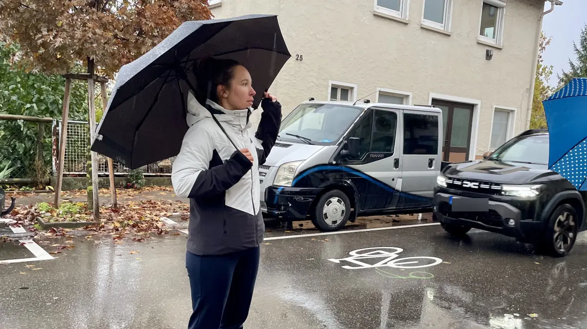 Neue Markierungen wie hier in der Pfullinger Friedrichstraße sind Teil des Radverkehrskonzepts des Landkreises. Radverkehrsplanerin Leila Hagen führte am Mittwochabend durch die Stadt und stellte die Änderungen vor.