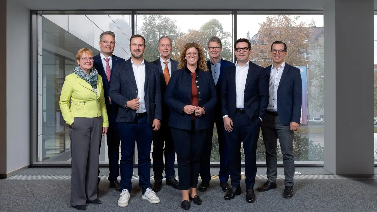 Das Präsidium der IHK Ulm von links: Vizepräsidentin Prof. Dr. Brigitte Zürn, Vizepräsident Christoph Schlegel, Vizepräsident Valentin Ulrich, Präsident Dr. Jan Stefan Roell, Vizepräsidentin Sonja Bayer, Vizepräsident Friedrich Kolesch, Vizepräsident Julian Utz, Vizepräsident Christoph Ulrich