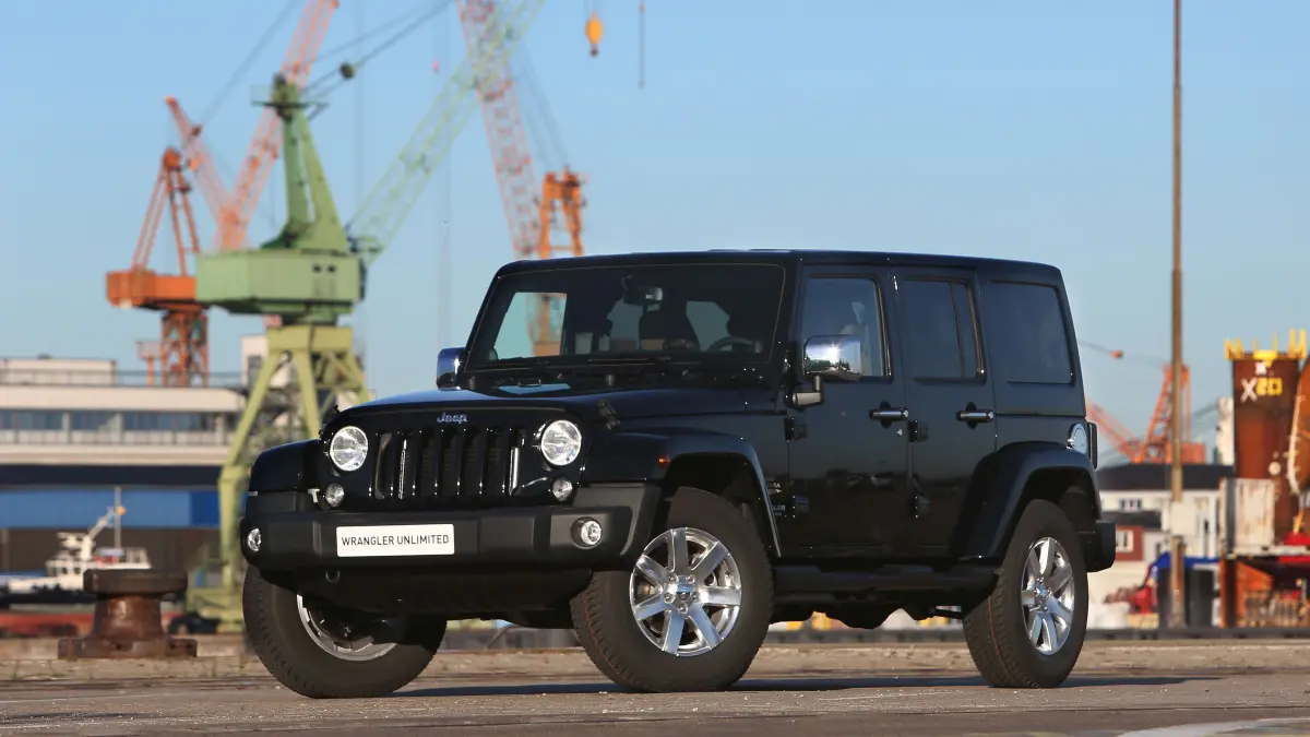 Zum Themendienst-Bericht vom 17. Januar 2014: Black is beautiful: Im schwarzen Lackkleid mit Chrom-Zierrat und dunkelbraunen Lederpolstern präsentiert sich der Jeep Wrangler Unlimited Indian Summer. (Die Veröffentlichung ist für dpa-Themendienst-Bezieher honorarfrei. Das Bild darf nur in Zusammenhang mit dem genannten Text und nur bei Nennung der Bildquelle verwendet werden.) Foto: Jeep