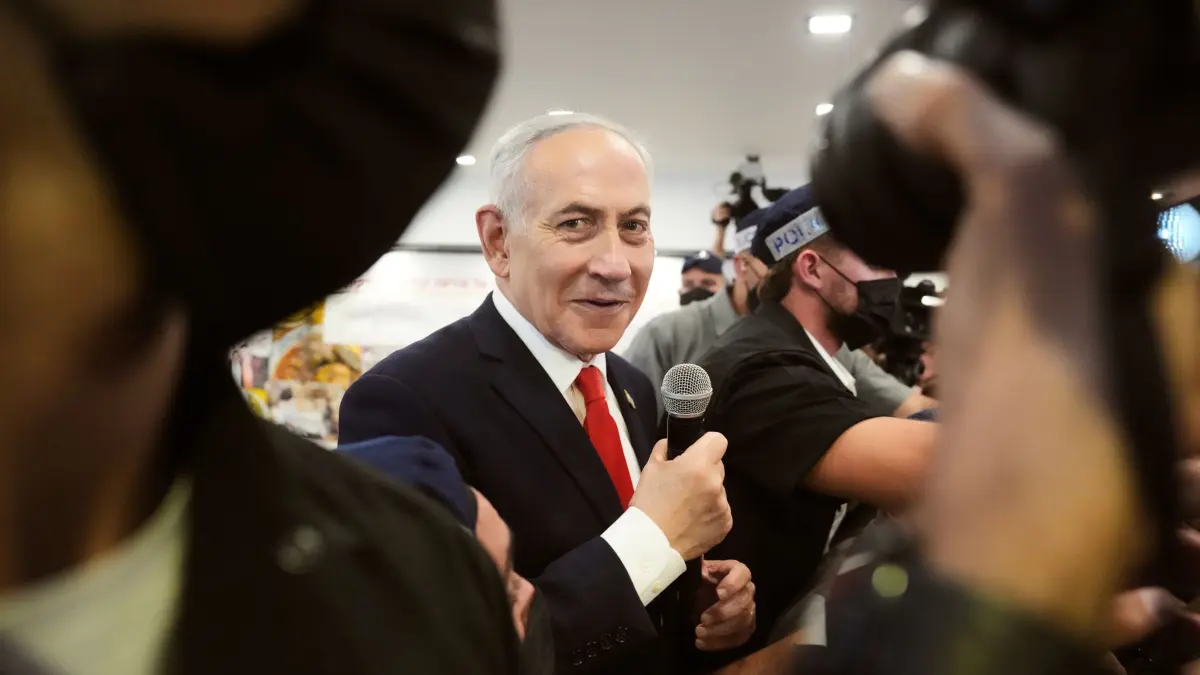 Vor den Parlamentswahlen in Israel: 22.10.2026, Israel, Tel Aviv: Der israelische Ministerpräsident Benjamin Netanjahu (M), Vorsitzender der Likud-Partei, spricht im Vorfeld der Parlamentswahlen zu einer Wahlkampfveranstaltung. Foto: Ariel Schalit/AP/dpa +++ dpa-Bildfunk +++