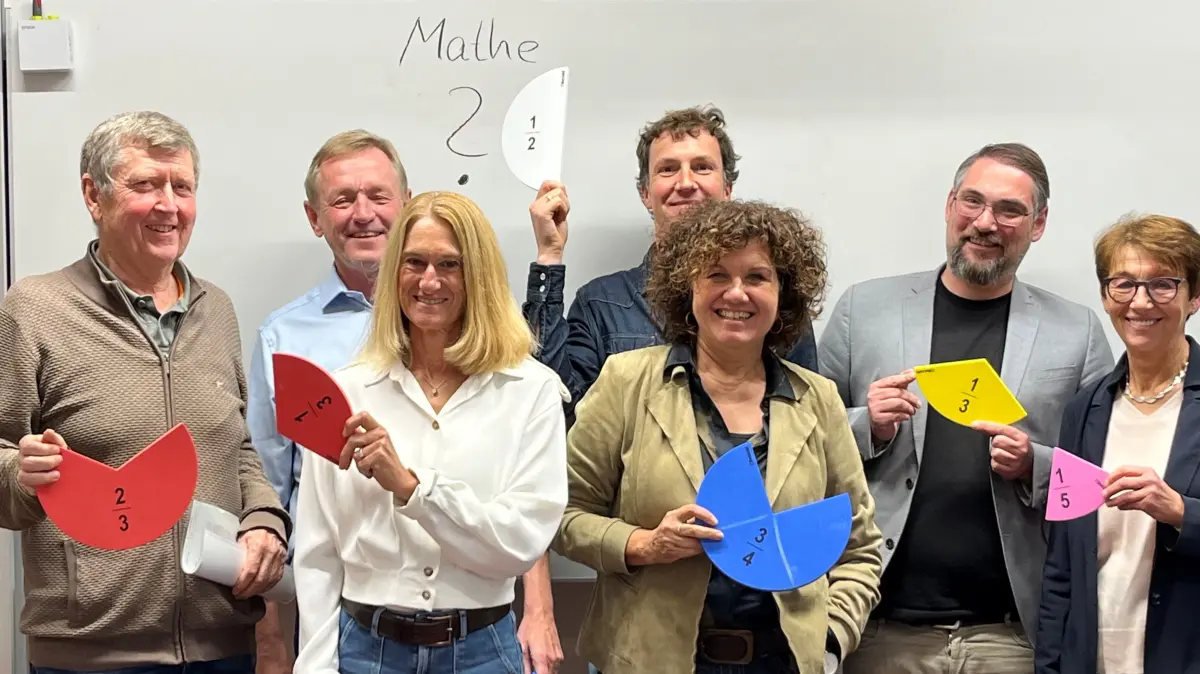 Mathe-Lernpaten (Volker Wehner, links, und Gabriele Schlosser, rechts) im Auftrag der Bürgerstiftung Rottenburg (Walter Hahn und Susanne Dierberger, 2. und 3. v.l.) mit den Leitern der Gemeinschaftsschule Ergenzingen (Stefanie Rohleder, 3.v.r.) und der Josef-Eberle-Schule Rottenburg (Johannes Pitsch, 2.v.r.). Hinten in der MItte Mathelehrer Tobias Härle.