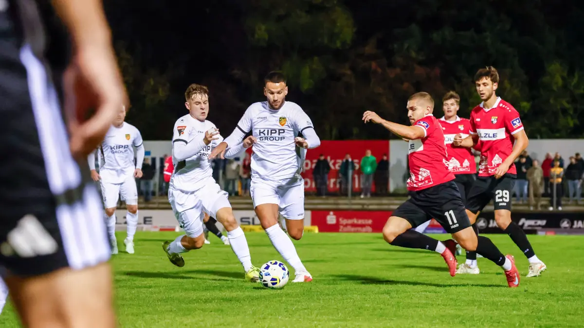 Vladan Djermanovic (am Ball) - hier im Spiel gegen die TSG Balingen. Der Offensivspieler des FC Holzhausen will mit seinem Team beim Türk SV Singen auswärts wieder punkten.