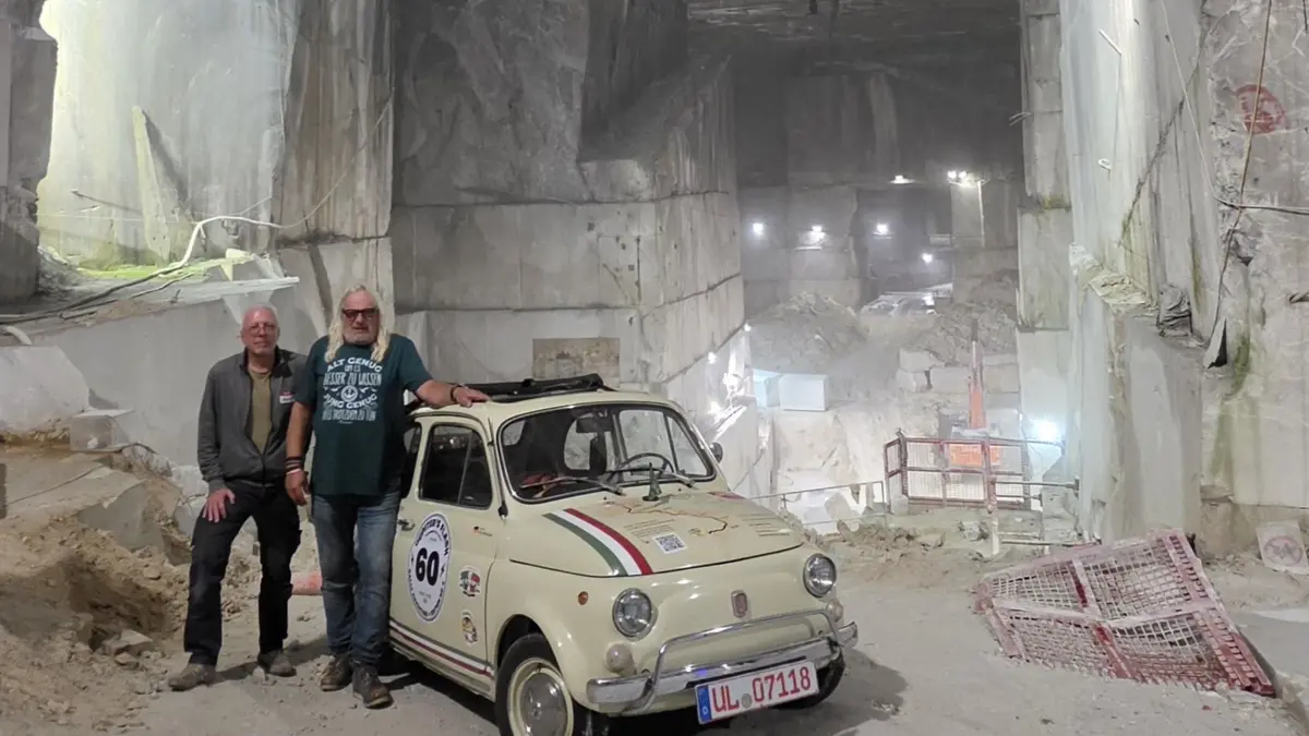 Wolfgang Eckle und Hans Metzinger durften mit ihrem Fiat 500 in den Bergstollen fahren, in dem in Carrara Marmor abgebaut wird.