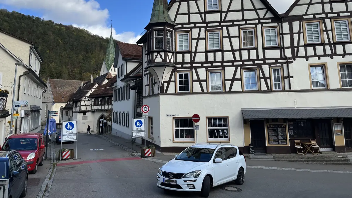 Richtung Blautopf soll’s ruhiger werden: Wohl durch Poller am Beginn der Fußgängerzone.