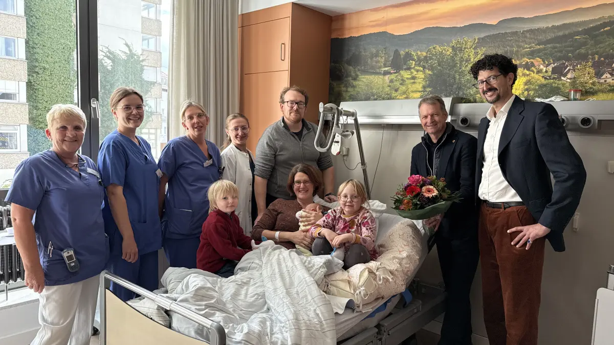 Familie Heinzmann/Schmoll gemeinsam mit Markus Benicke, Vorsitzender Geschäftsführer des Zollernalb-Klinikums, Landrat Günther-Martin Pauli sowie Mitarbeiterinnen aus Hebammenteam, Gynäkologie und Pflege