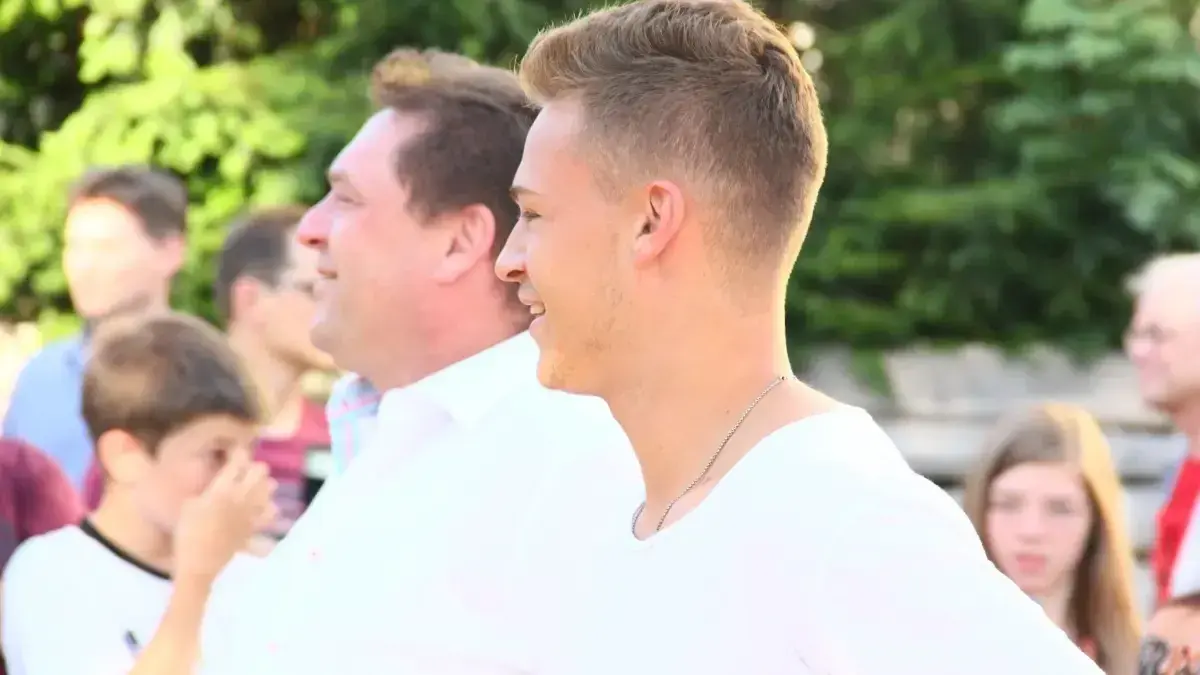 Seite an Seite mit Papa Berthold: 2016 wird der damalige EM-Shootingstar Joshua Kimmich in seiner Heimatgemeinde mit einem großen Festzug gefeiert (Archivbild).