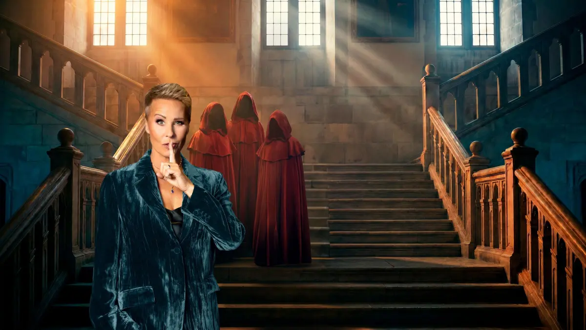 Sonja Zietlow moderiert die Krimi-Realityshow Die Verräter - Vertraue Niemandem!