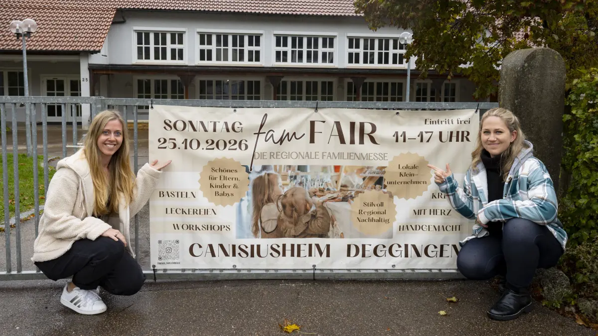 Deggingen - die Veranstalterinnen der Messe famFAIR, Zeitler und Bitterling, am Werbebanner vor dem Veranstaltungsort Canisiusheim