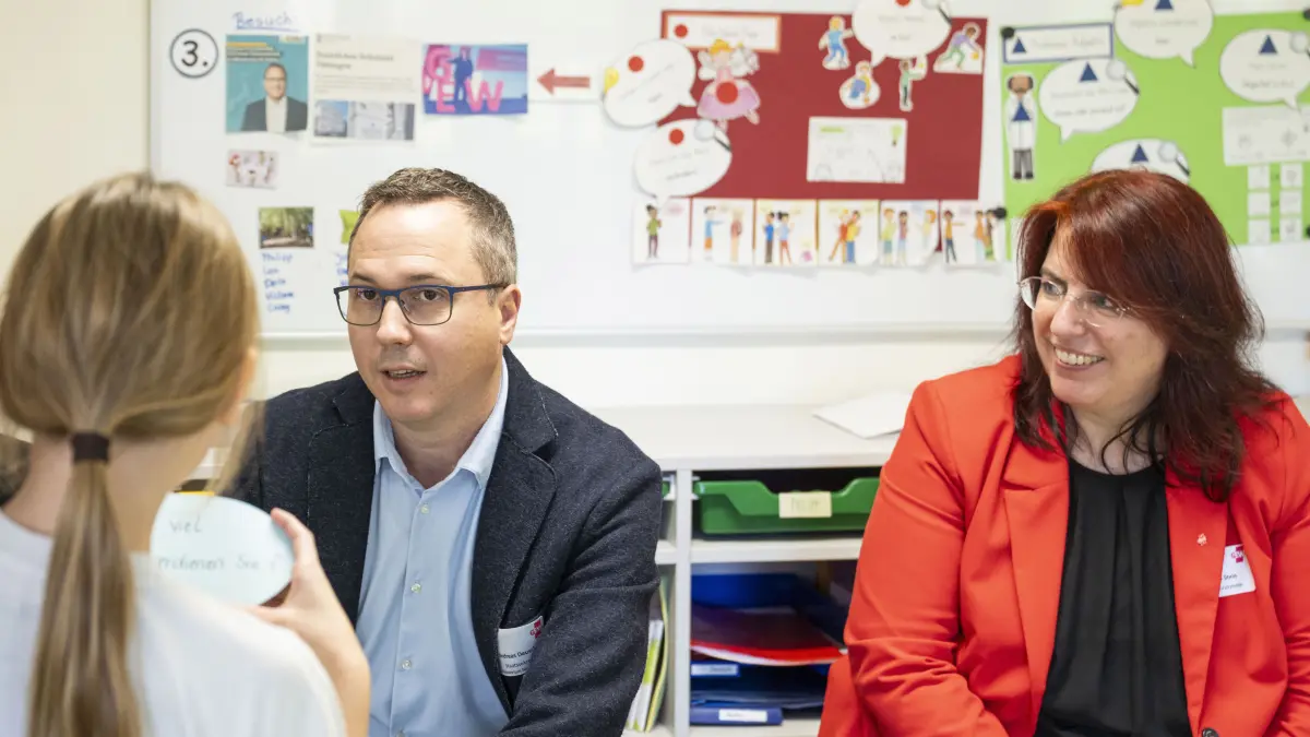 Staatssekretär Andreas Deuschle und GEW-Vorsitzende Monika Stein zu Besuch in der Rudolf-Leski-Schule
