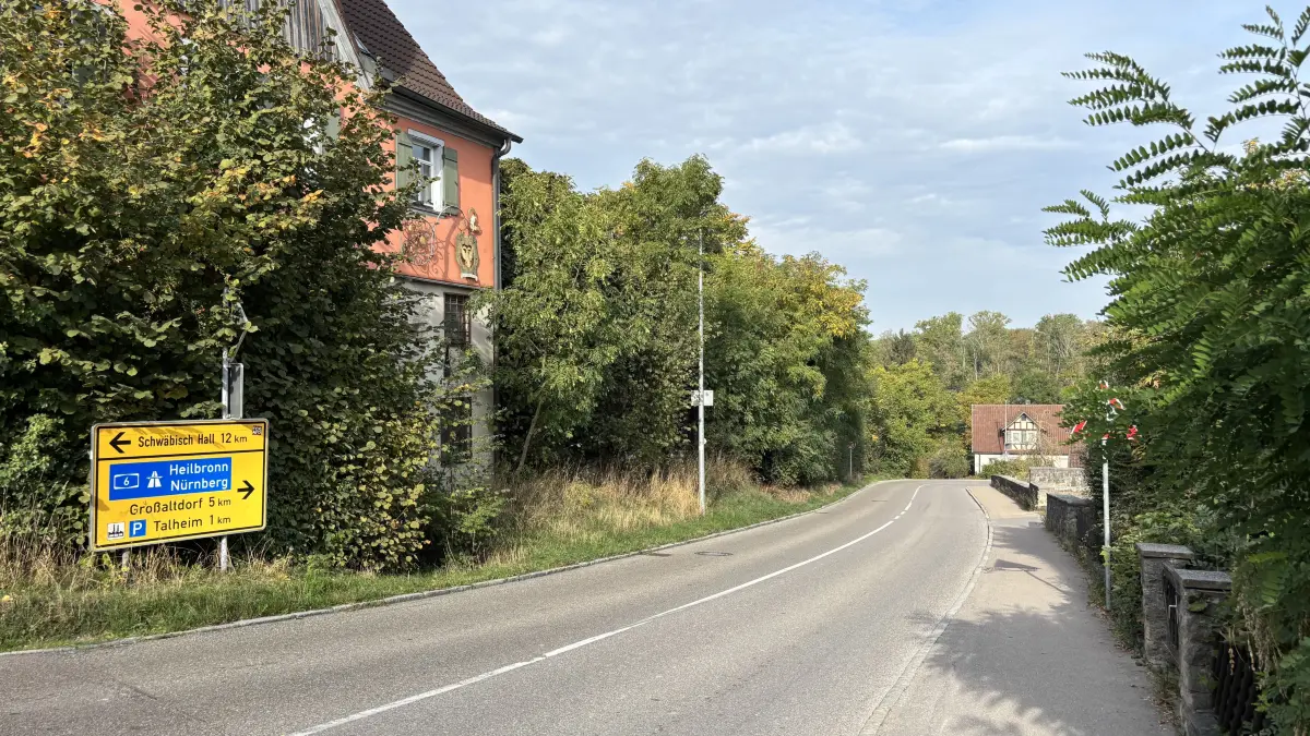 Die Straße "Am Zwinger" erhält bis zur Einmündung in den dortigen Parkplatz eine neue Fahrbahndecke. Auf einer Länge von 200 Metern wird auch die alte Wasserleitung ausgetauscht.