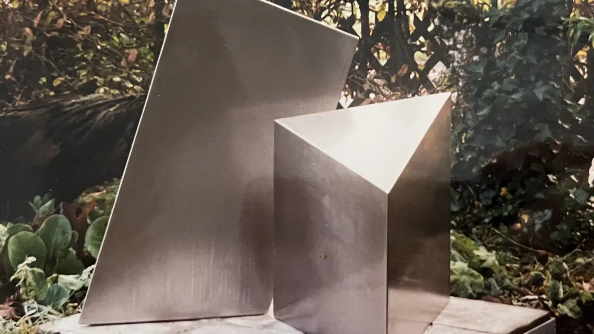 Zwei Teile, ein Kunstwerk: Der größere Block dieser Plastik von Helmut Friedrich Schäffenacker wurde gestohlen.