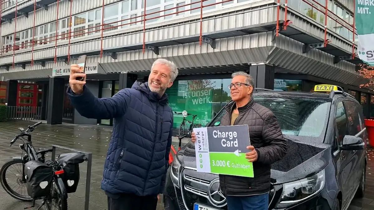 Tübingen Oberbürgermeister Boris Palmer Taxi-Unternehmer Hassan Badamdeh Stadtwerke Tübingen SWT Übergabe Förderung 3000 Euro wegen Taxi reiner Elektro-Betrieb