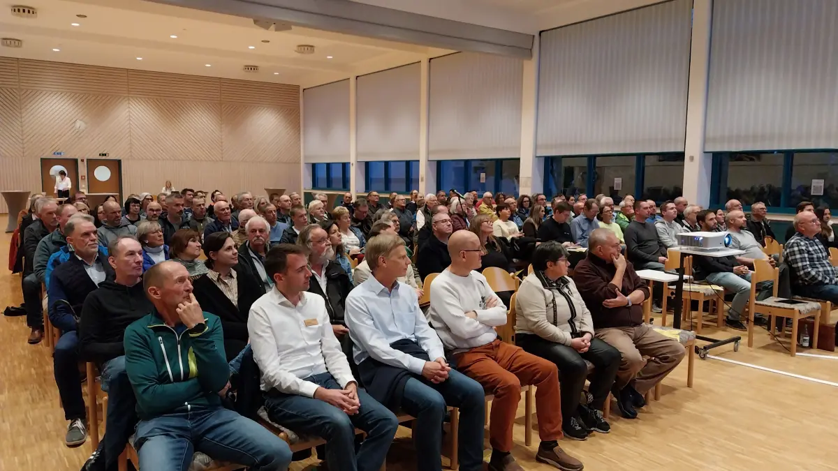 Groß war das Interesse an der Informationsveranstaltung zum geplanten Nahwärmenetz in Bitz. 150 Stühle standen in der Festhalle bereit, fast alle waren besetzt.