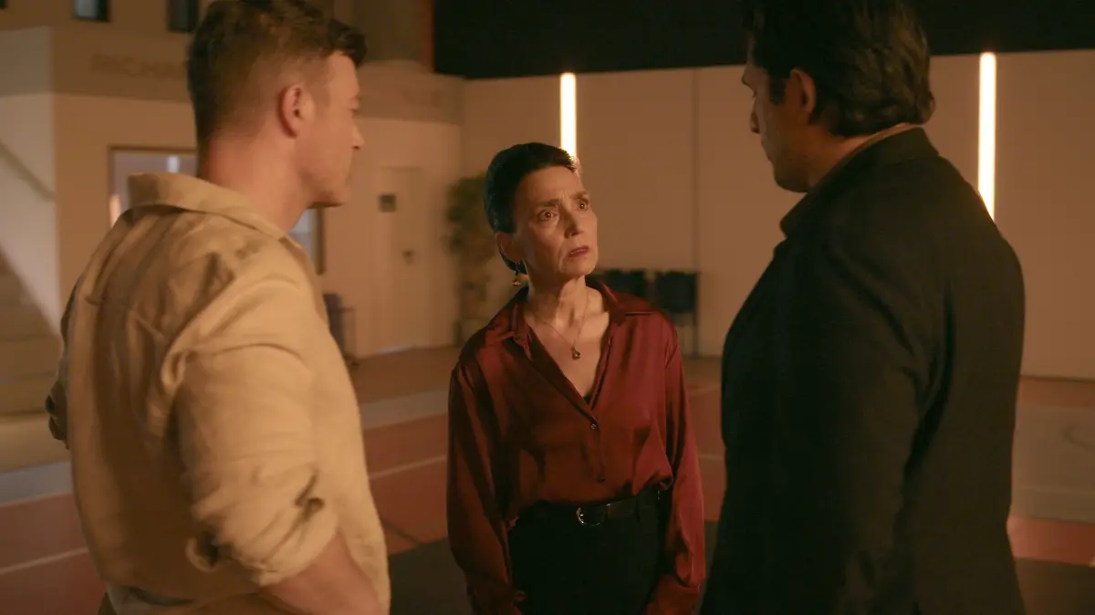 Simone Steinkamp (Tatjana Clasing) stellt sich dem Gespräch mit Maximilian von Altenburg (Francisco Medina). Links Ben (Jörg Rohde)