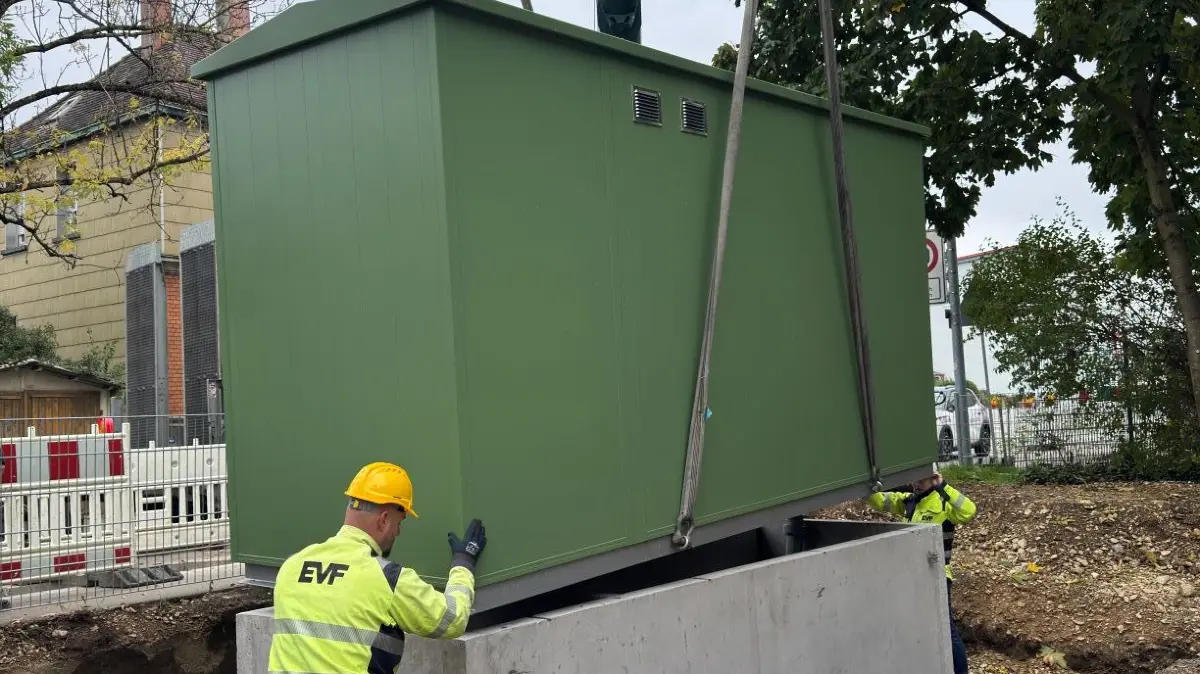 Einsetzen neue Gasdruckregleranlage in der Schlossstraße in Eislingen.