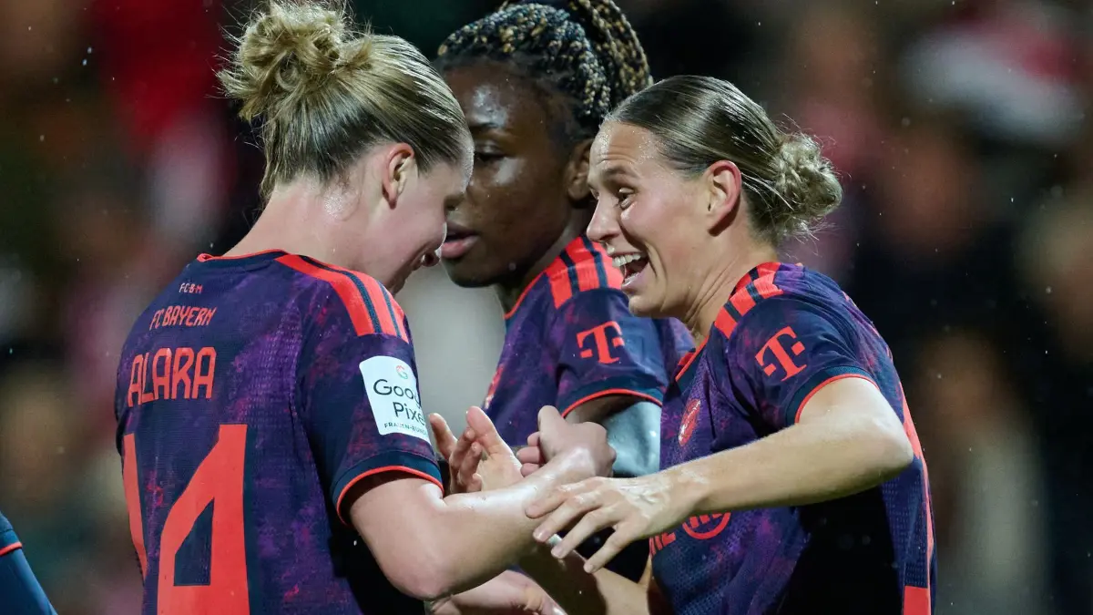 RB Leipzig - Bayern München: 23.10.2026, Sachsen, Leipzig: Fußball, Frauen: Bundesliga, RB Leipzig - Bayern München, 8. Spieltag, Trainingszentrum Leipzig. Klara Bühl (FC Bayern München, r) reagiert nach ihrem 0:4 mit Alara (FC Bayern München). Foto: Hendrik Schmidt/dpa +++ dpa-Bildfunk +++