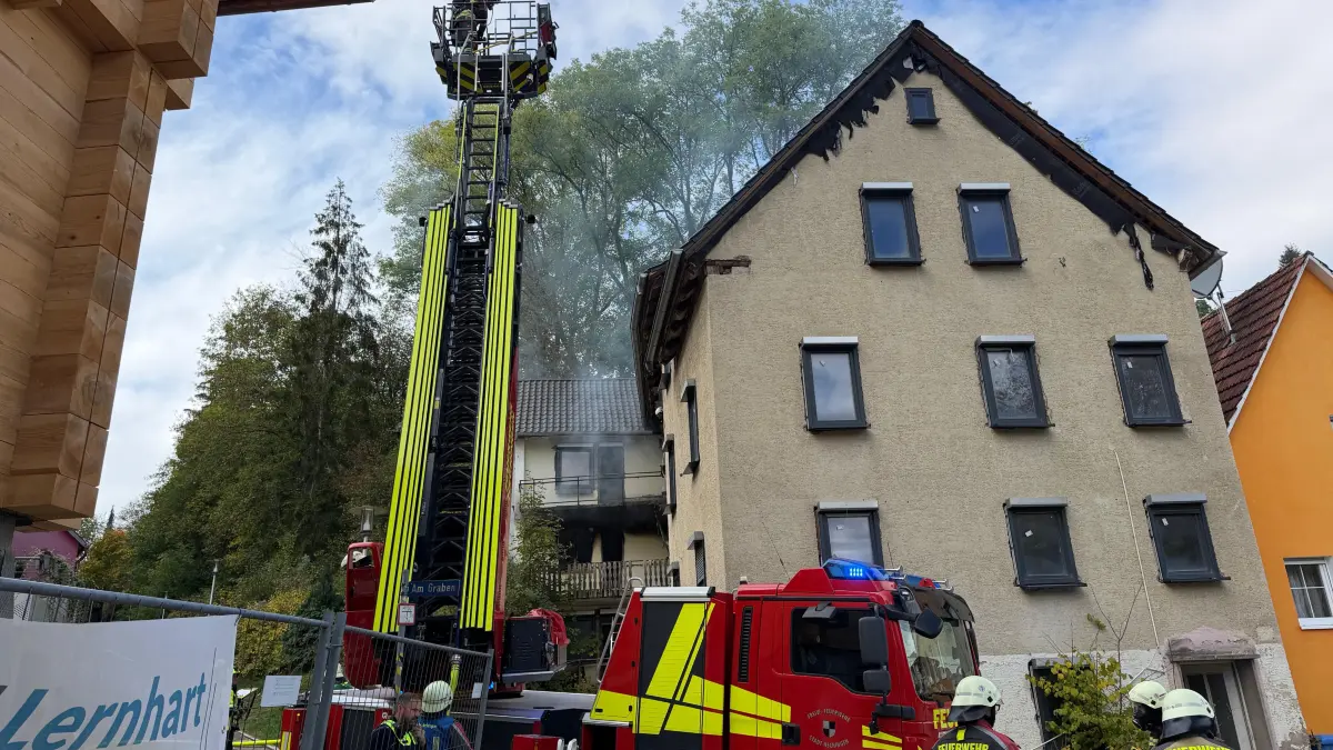 Die Feuerwehr hat einen Brand in einem leer stehenden Haus in Hechingen gelöscht.