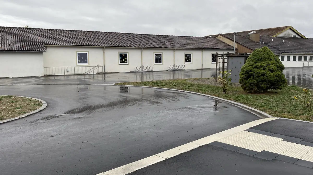 Die Grundschule in Weilersteußlingen. Der Schulbetrieb ruht nach wie vor.