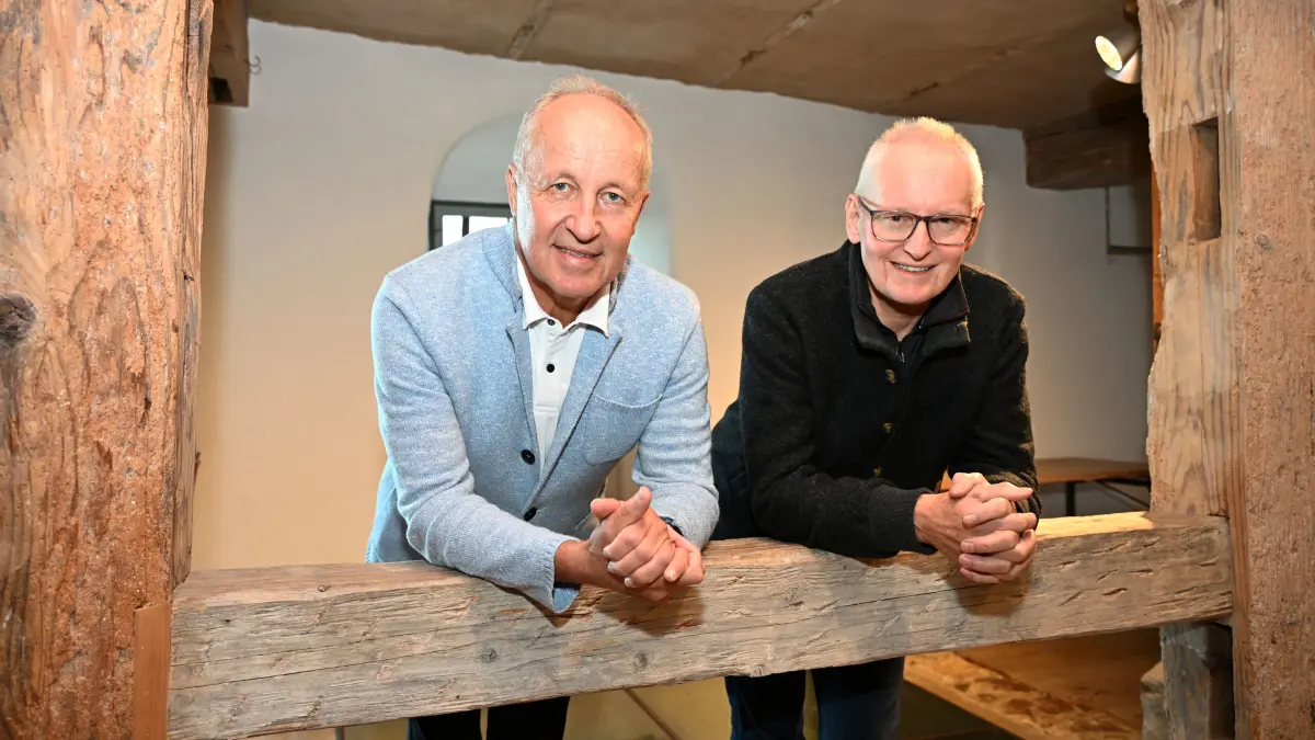 Vorsitzender Eberhard Armbruster (links) und Vize-Vorsitzender Herbert Erath engagieren sich mit dem Förderverein für den Erhalt des Salzstetter Schlössle als Kulturdenkmal. Interessantes bietet das neue Programm Kultur & Kaffee 2026/27.