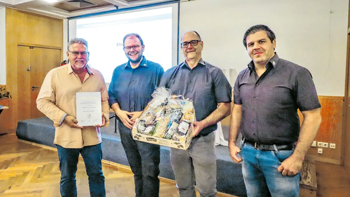 Michael Herrlinger (links) ist zum Ehrenmitglied ernannt worden – die Obermeister gratulieren.