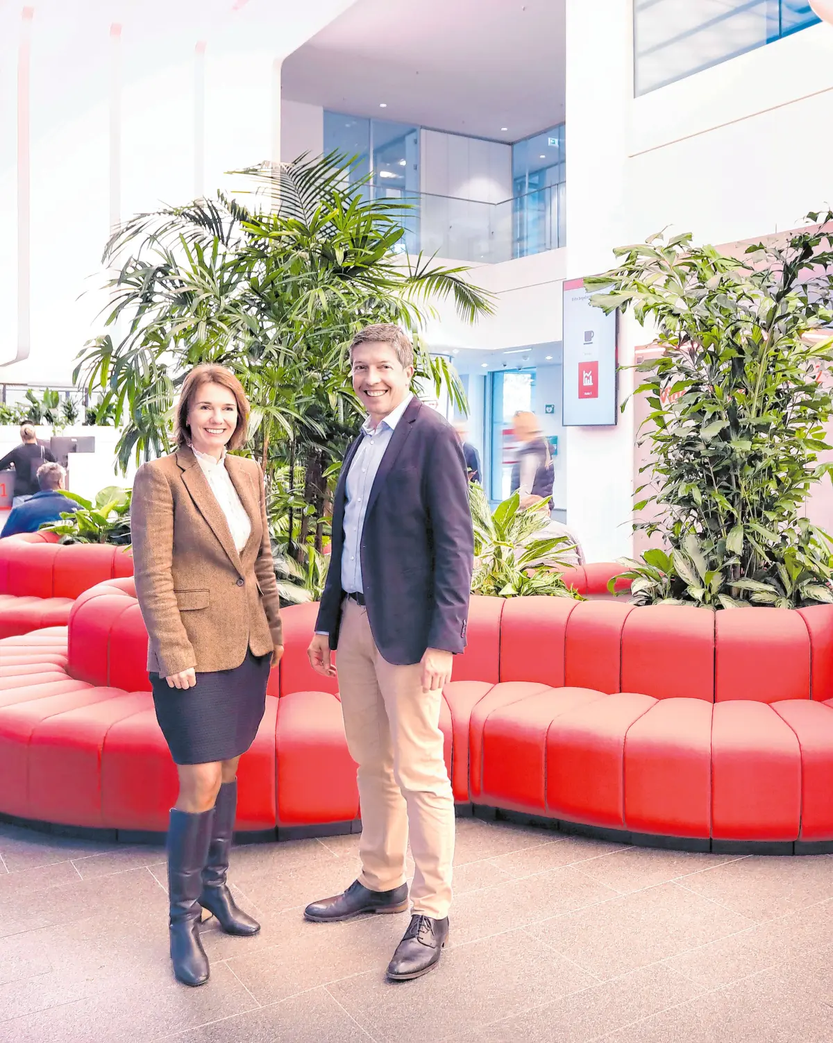 Cindy Berend (Vertriebsvorständin) und Klaus Meissner (Vorstandsvorsitzender) freuen sich, dass der Umbau so gut gelungen ist.⇥⇥Fotos: Kreisparkasse Göppingen